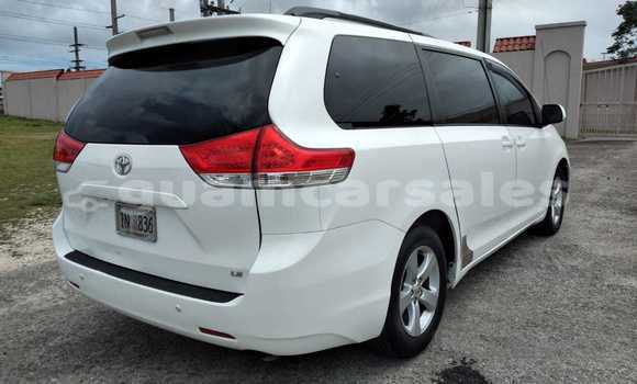 Buy Used Toyota Sienna White Car in Dededo in Dededo Buy Used Toyota Sienna White Car in Dededo in Dededo