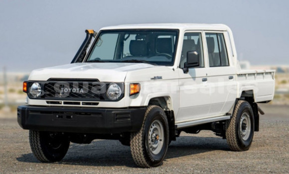 Buy Used Toyota Land Cruiser White Car in Hagåtña in Hagatna