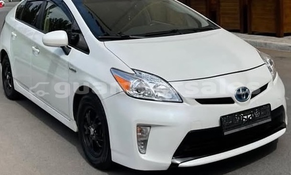 Buy Used Toyota Prius White Car in Hagåtña in Hagatna